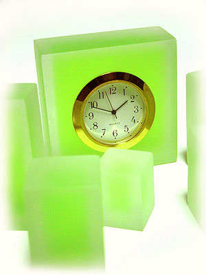 淡い緑色に染色したレジン製の時計