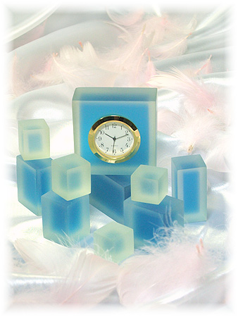 ２液タイプのレジン液エポキシレジンで作ったブロック型の置時計